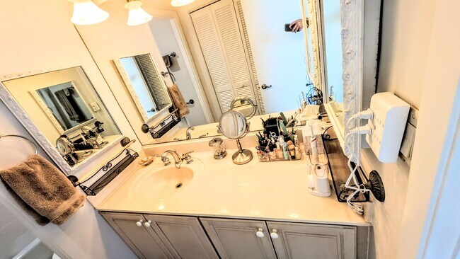 Building Photo - Annual UNfurnished Siesta Key Gulf front 2/2 condo with water views!