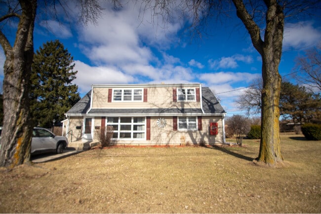 Building Photo - 1402-1402 Summit Ave