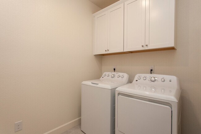 Building Photo - 6049 Red Sun Dr