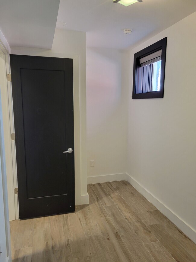 Building Photo - 724 Taylor St NW