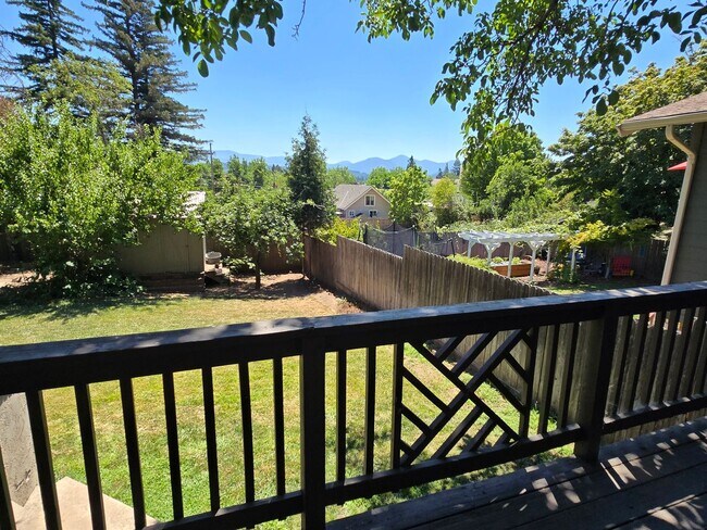Building Photo - 3 bed 2.5 bath  Home for Rent in Grants Pass