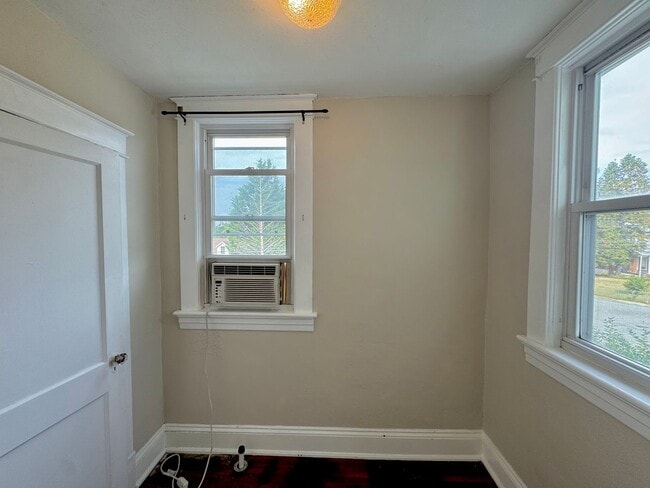 Building Photo - Charming Upstairs Apartment