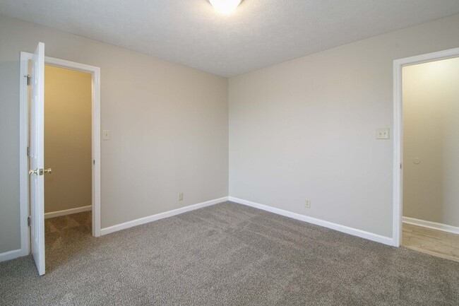 Building Photo - 915 Stateline Rd.