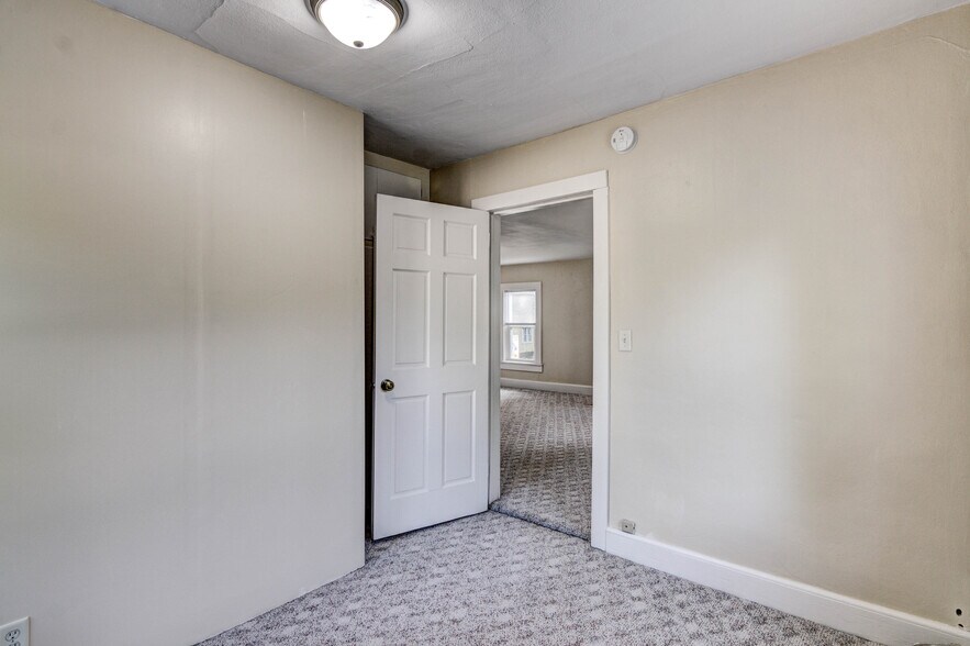 Building Photo - 616 Davis Ave