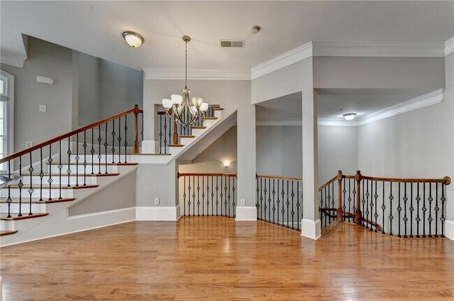 Building Photo - 813 Clifton Heights Ln NE