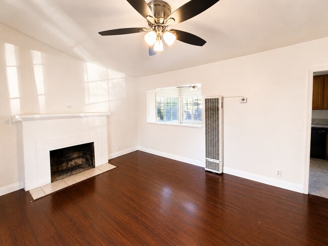 Building Photo - 546 El Camino Ave