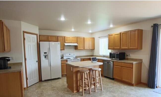 Building Photo - Spacious 3BR/2.5BA Home in Oly Schools w/ Open Floor Plan & Private Backyard
