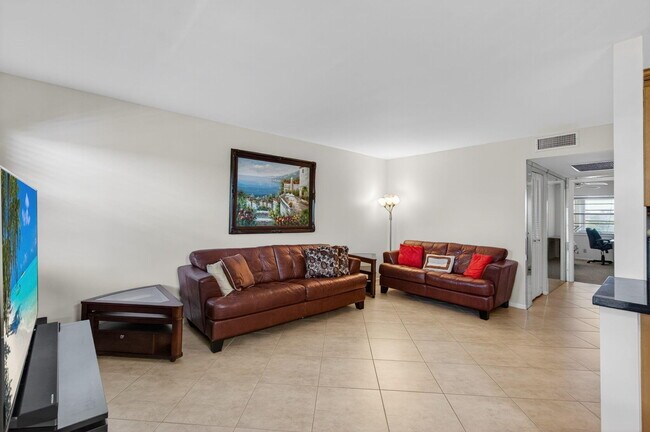 Building Photo - 3038 Hythe A