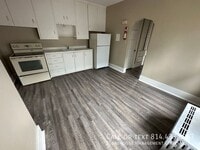 Building Photo - 239 E 10th St