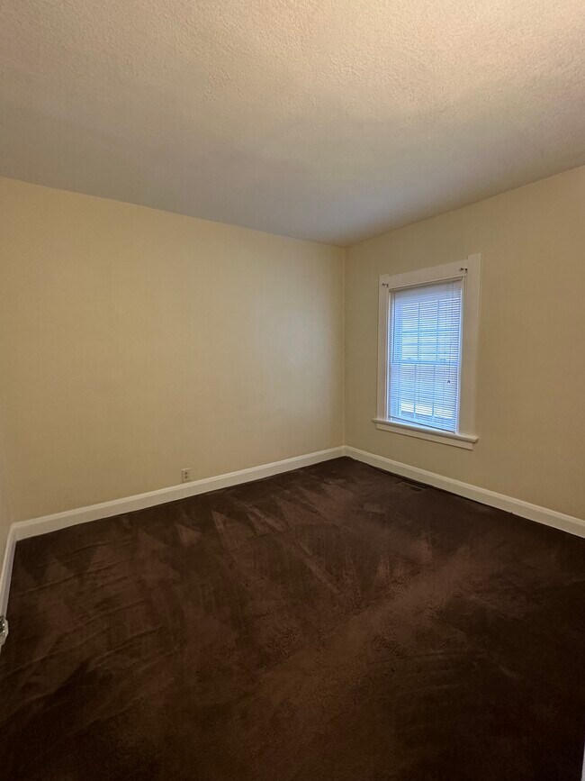 Building Photo - Two bedroom duplex West Toledo