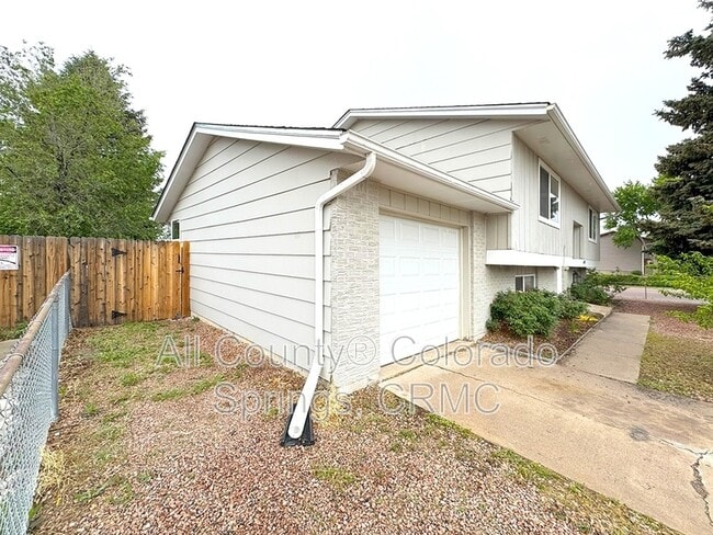 Building Photo - 1480 Hiawatha Dr