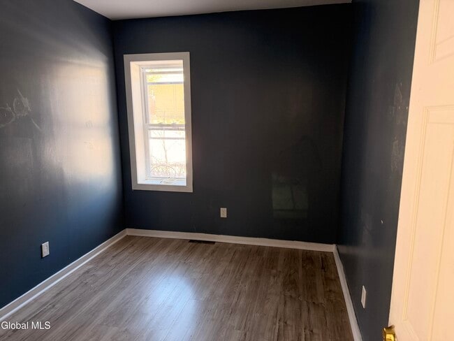 Building Photo - 8 Gardiner St