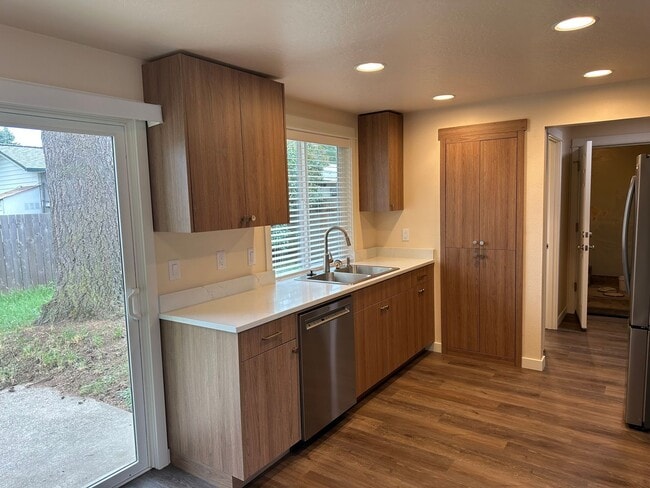 Building Photo - Beautifully updated 3 bedroom 1.5 bath dup...
