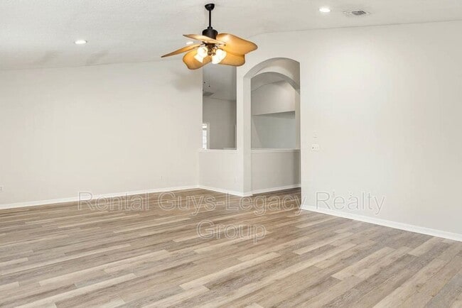 Building Photo - 402 Hearthside Ct