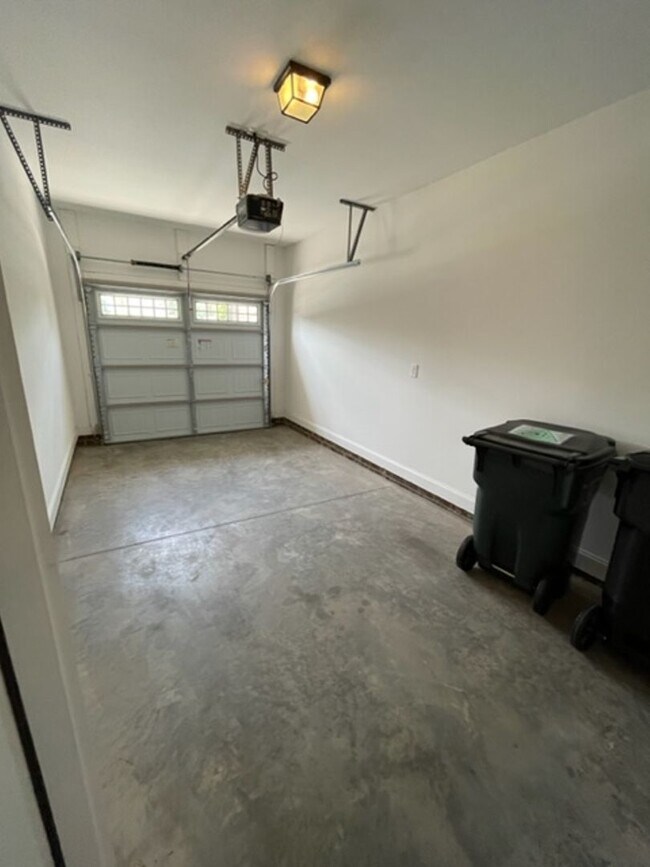 Building Photo - Townhouse / Burlington