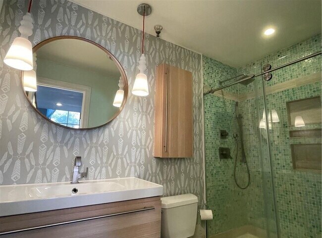 Building Photo - Bright & Spacious Unit with Natural Light