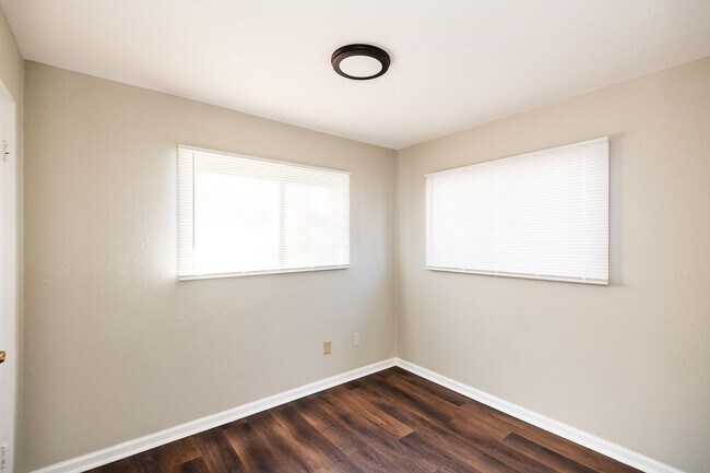 Building Photo - Comfortable 3 Bedroom 1 Bathroom Home