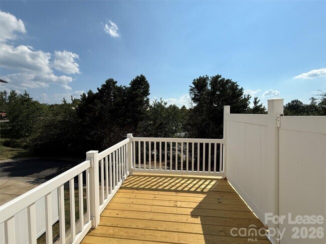 Building Photo - 9766 Blossom Hill Dr