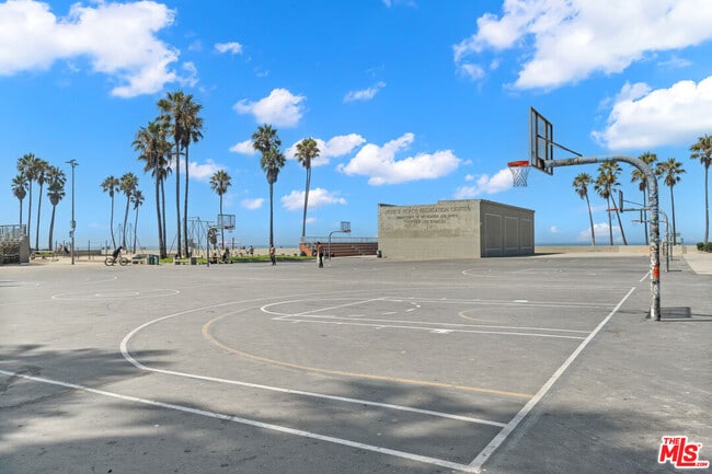 Building Photo - 1914 Pacific Ave