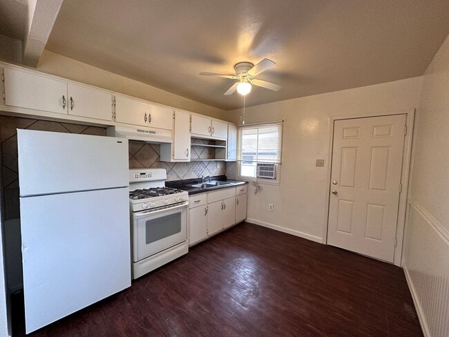 Building Photo - Cute 2 Bedroom Apartment!