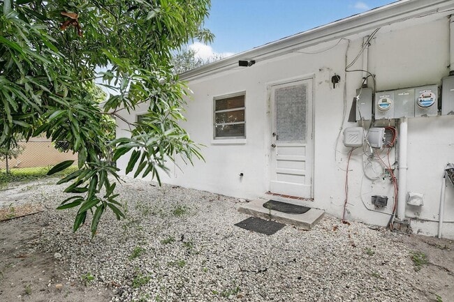 Building Photo - 1490 NW 20th St