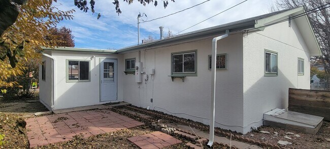 Building Photo - 3 Bedroom 1 Bath Home **Move In Special