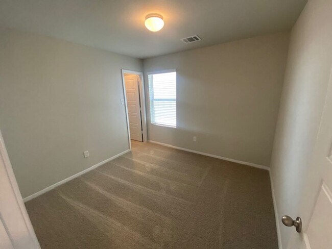 Building Photo - Brand New 4 Bed 2.5 Bath House with Large ...