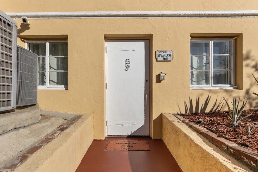 Building Photo - 2856 Glendower Ave