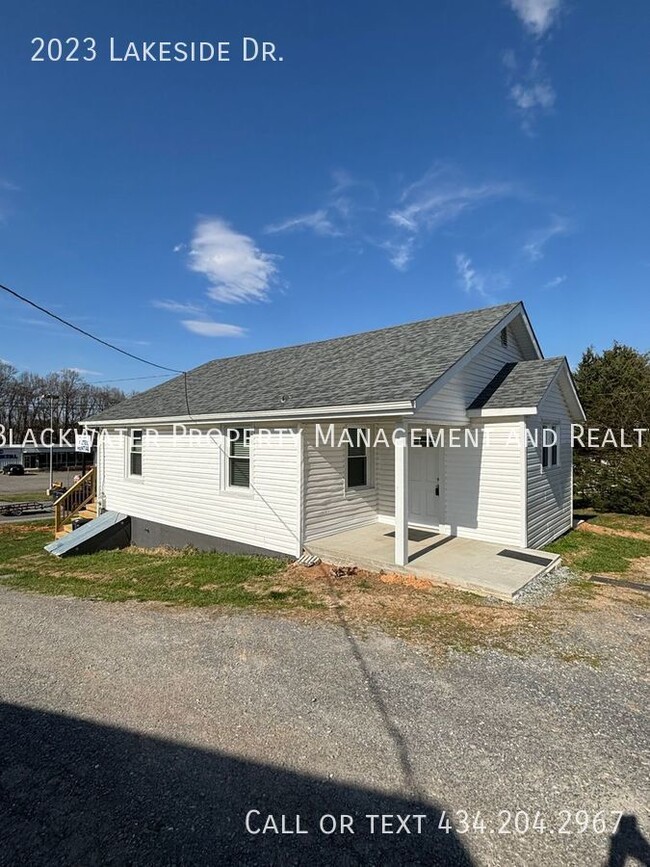 Building Photo - 3 Bedroom Home Off Lakeside Drive!