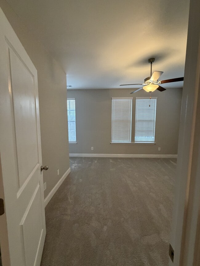 Building Photo - 1057 Vida Wy