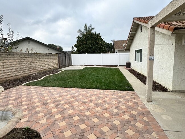 Building Photo - Spacious Single Story Upgraded Home