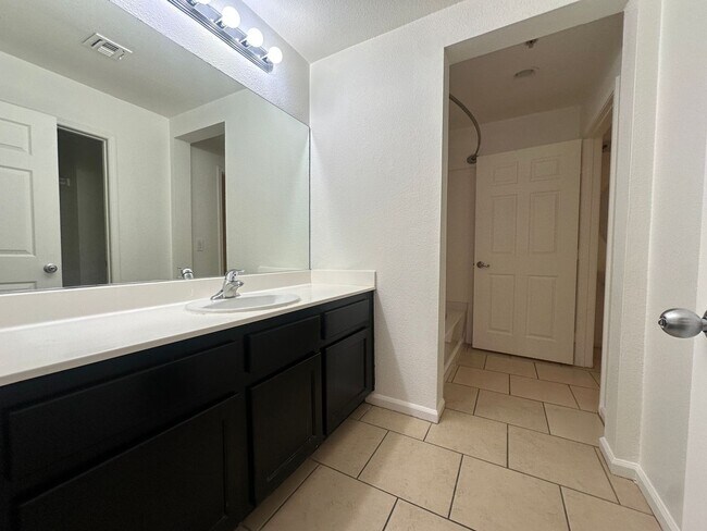Building Photo - 1 bed, 1 bath condo in guard gated community!