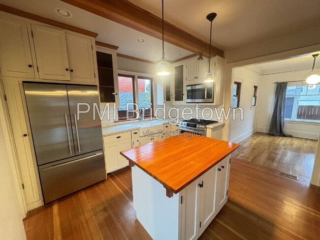 Building Photo - 4733 SE Yamhill St