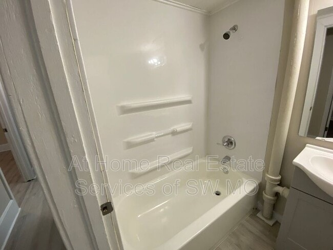 Building Photo - 1224 E Central St