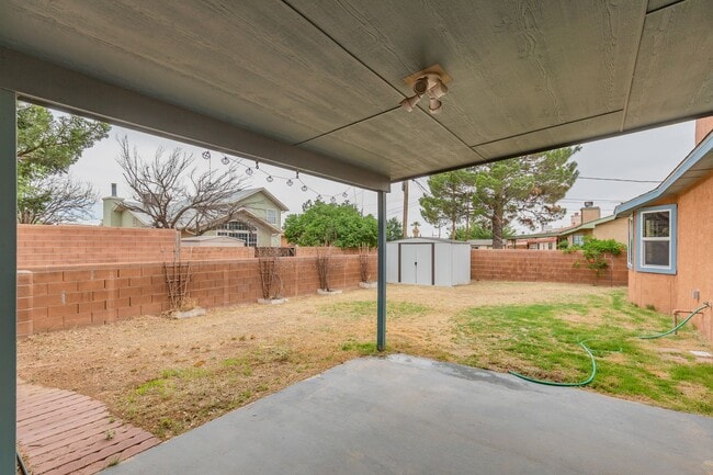 Building Photo - 3 Bedroom 2 Bath Home