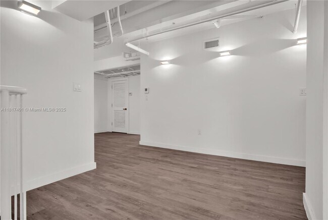 Building Photo - 4332 Collins Ave