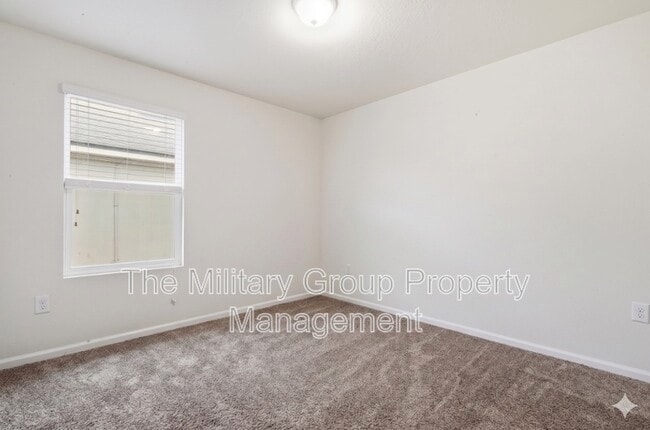 Building Photo - 3200 Rogers Ave