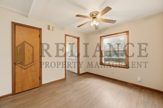 Building Photo - 374 N Hillcrest St