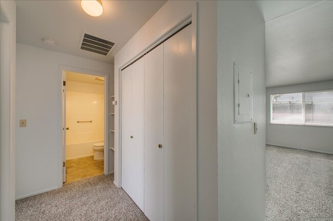 Building Photo - Charming 2 Bed, 1 Bath Duplex – Prime Bois...