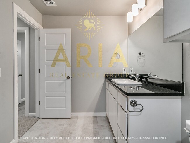 Building Photo - West Norman Urban Contemporary 3 Bed/2.5 Bath West Main Lofts Townhome Available Now!