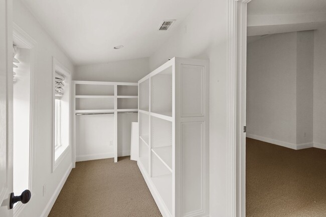 Building Photo - 2019 Overhill Dr