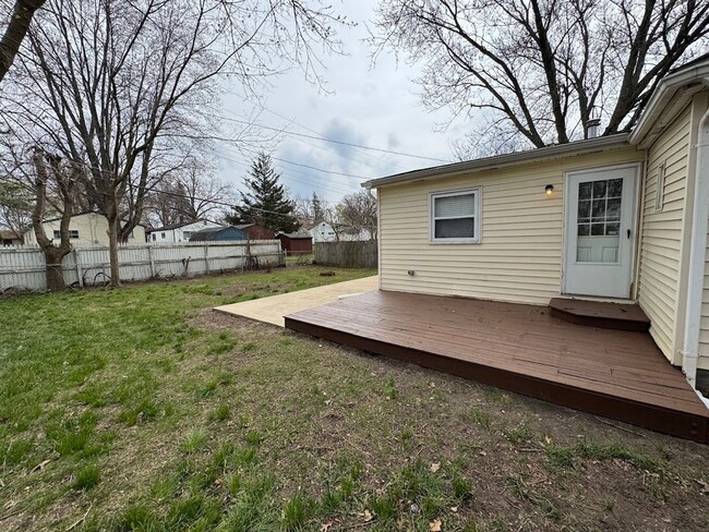 Building Photo - 3 bedroom 1 bathroom ranch with fenced bac...