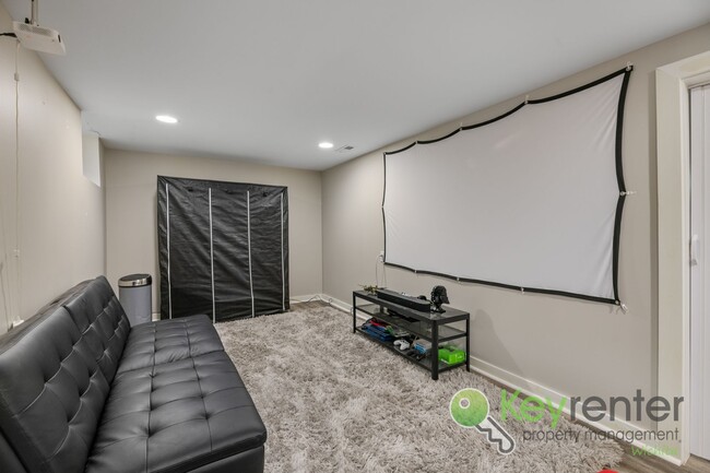 Building Photo - Delano District | Renovated 3 Bedroom 3 Ba...