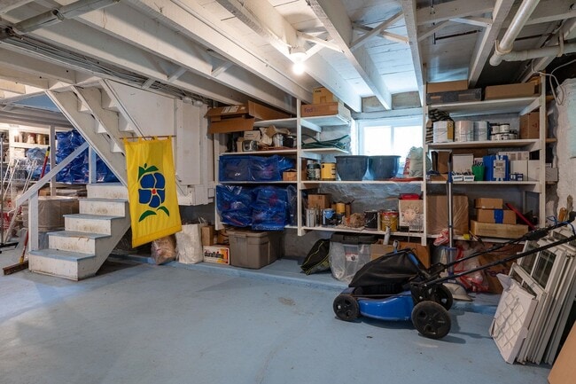 Building Photo - 160 Wibird St