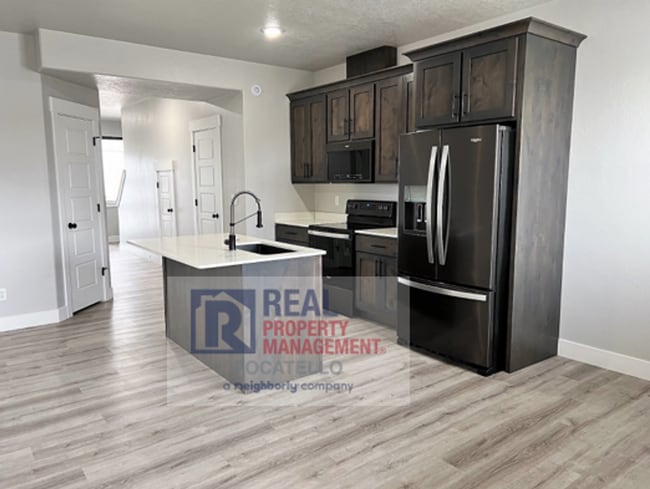 Building Photo - MOVE IN SPECIAL - 3 Bedroom 2.5 Bathroom T...
