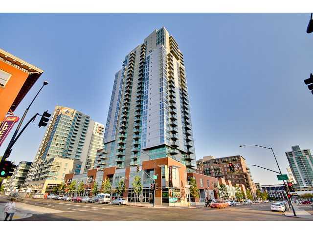 Building Photo - Gorgeous Downtown Condo with Spacious Floo...