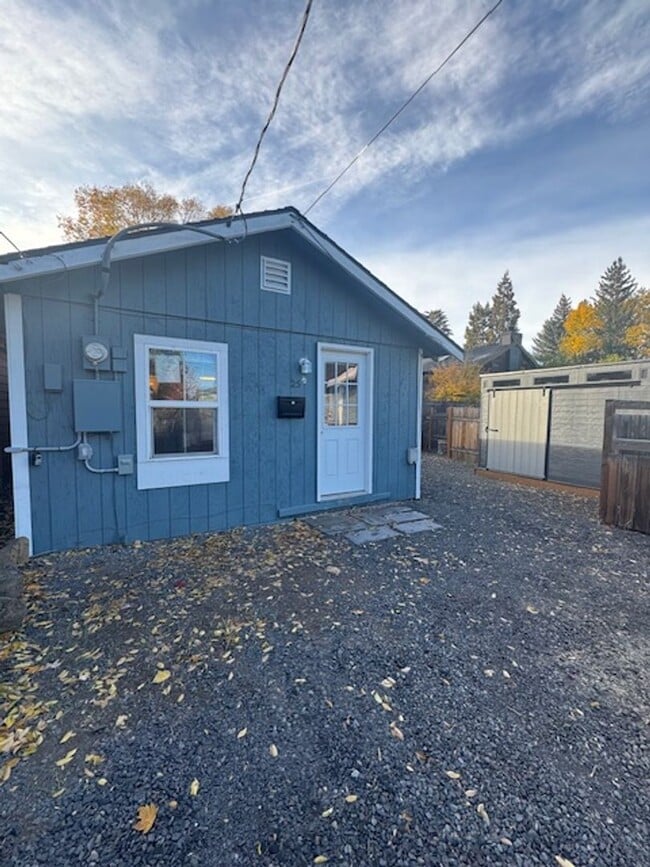 Building Photo - NW Bend Cottage! 1 pet considered!