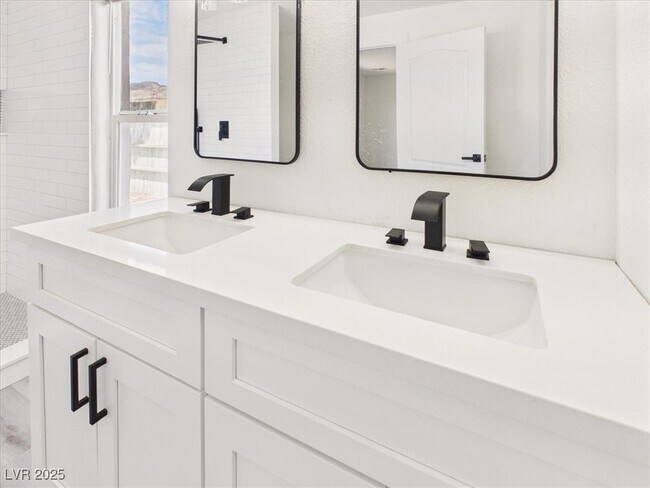 Building Photo - 5610 N Linda St