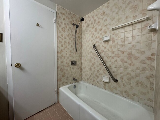 Building Photo - Bright and Spacious 1 Bed 1 Bath Condo Wit...