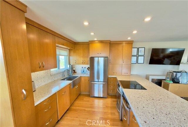 Building Photo - 240 Moss St